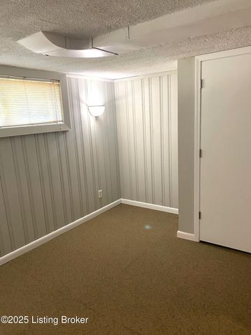 1109 Farman Ct, Louisville, KY 40219