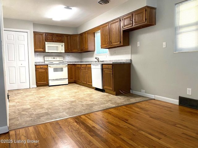 1109 Farman Ct, Louisville, KY 40219