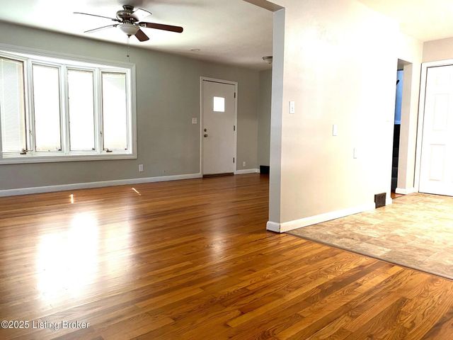 1109 Farman Ct, Louisville, KY 40219