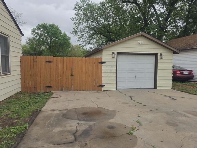 814 N Clara St, Wichita, KS 67212