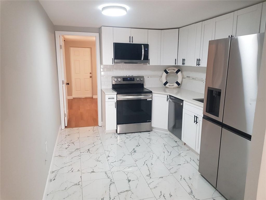 Image 11 of property listing at 311 58TH AVENUE E, Bradenton, FL 34203