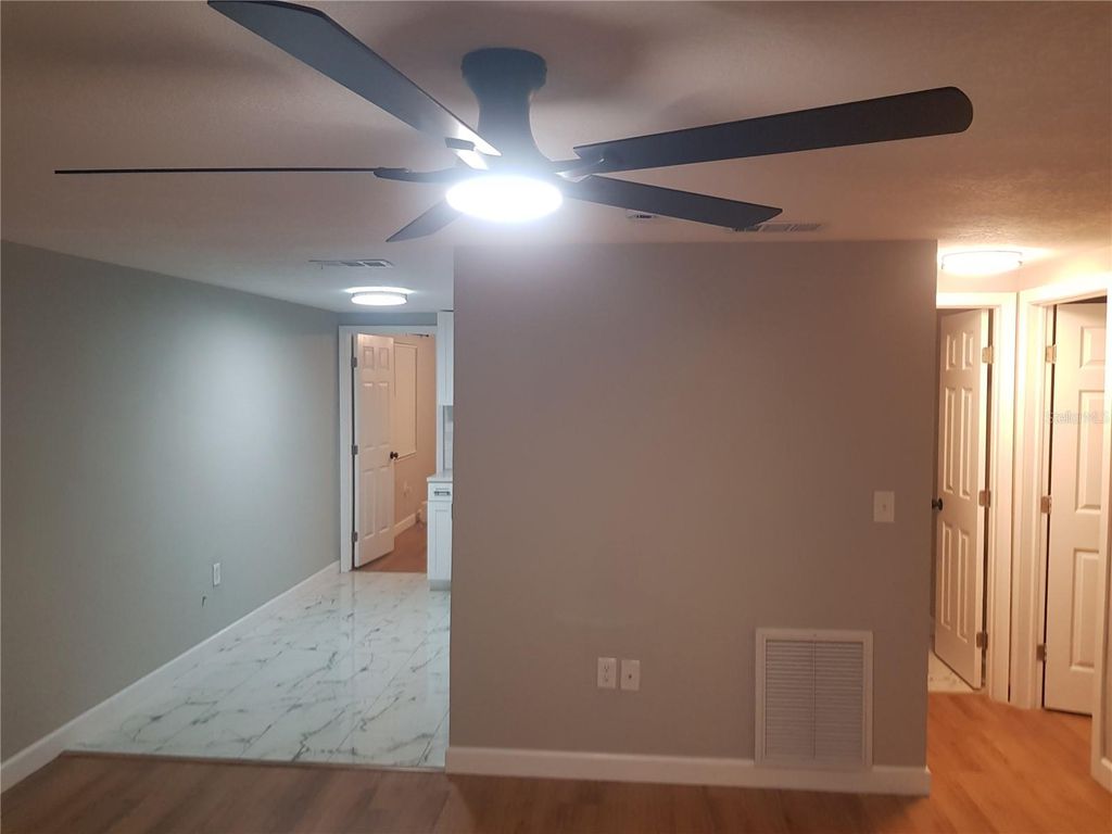 Image 17 of property listing at 311 58TH AVENUE E, Bradenton, FL 34203