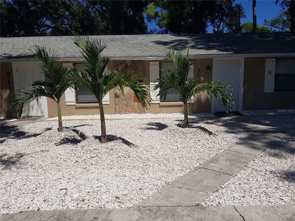 Image 4 of property listing at 311 58TH AVENUE E, Bradenton, FL 34203
