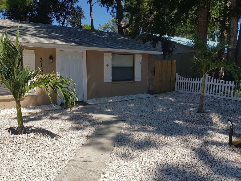Image 5 of property listing at 311 58TH AVENUE E, Bradenton, FL 34203