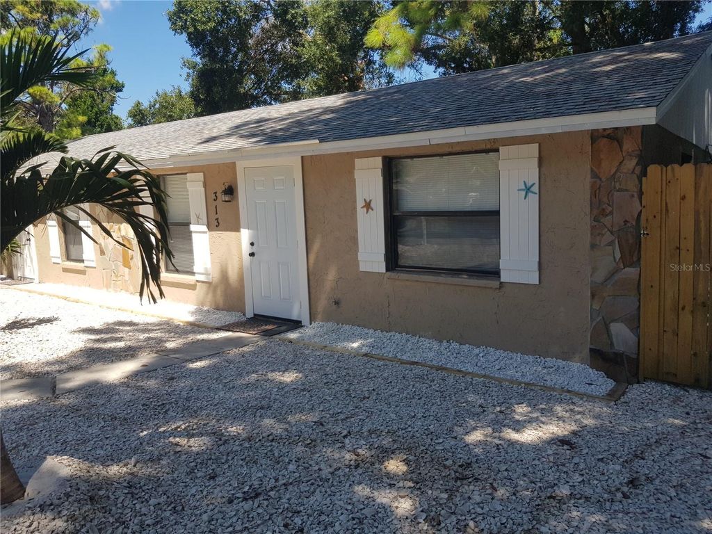 Image 6 of property listing at 311 58TH AVENUE E, Bradenton, FL 34203