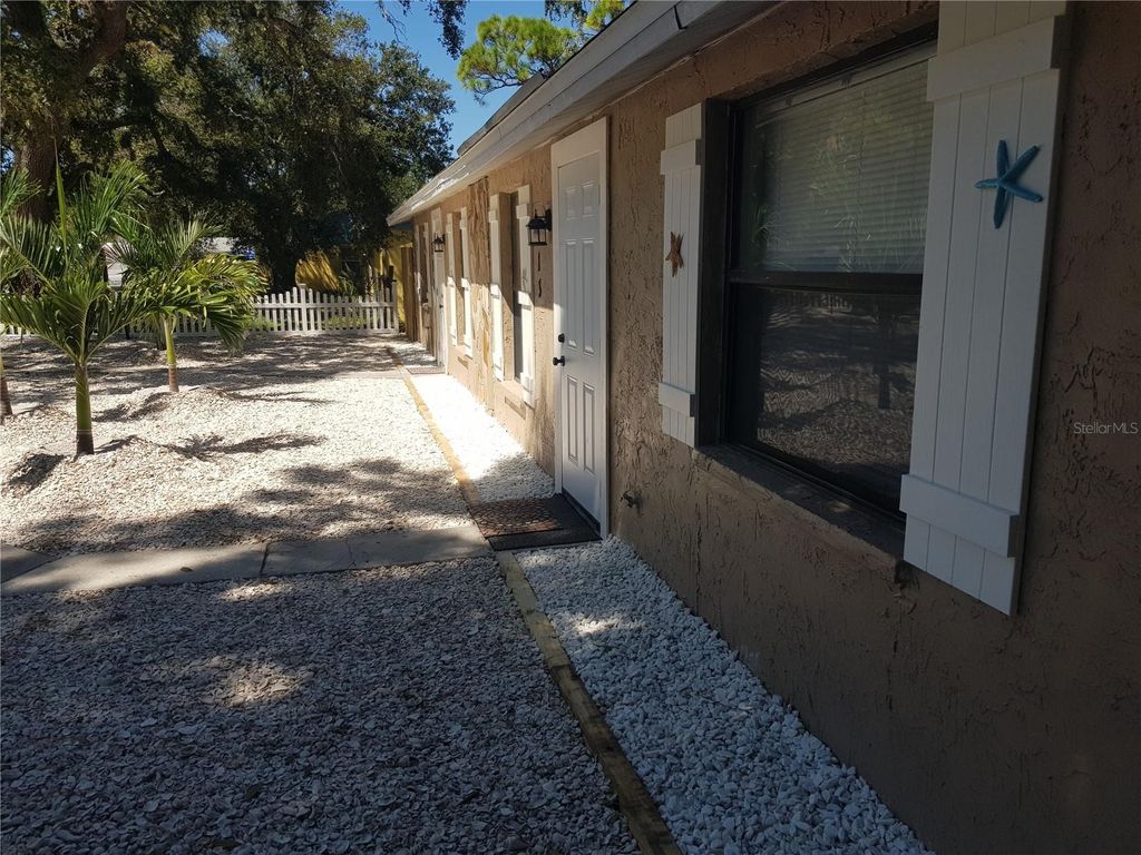 Image 7 of property listing at 311 58TH AVENUE E, Bradenton, FL 34203