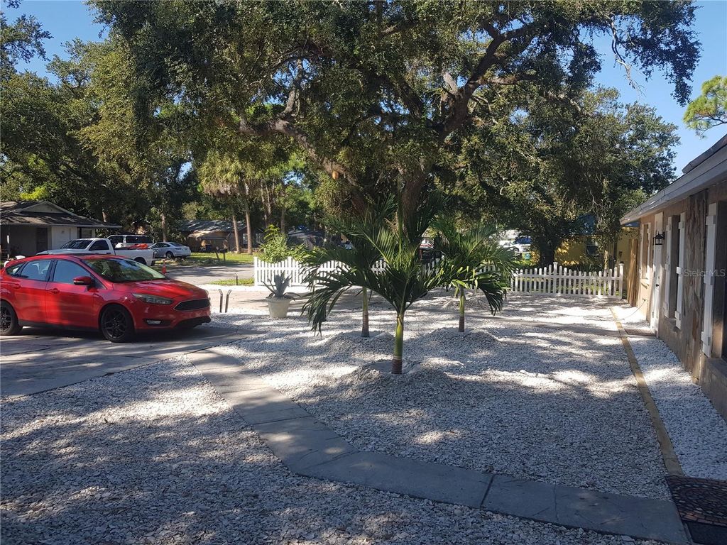 Image 8 of property listing at 311 58TH AVENUE E, Bradenton, FL 34203