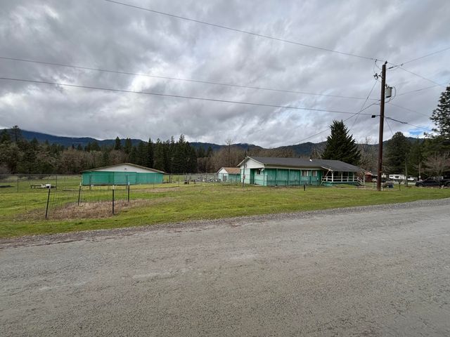 16625 Ford Road, Rogue River, OR 97537