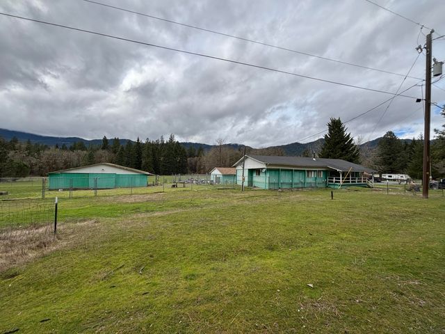 16625 Ford Road, Rogue River, OR 97537