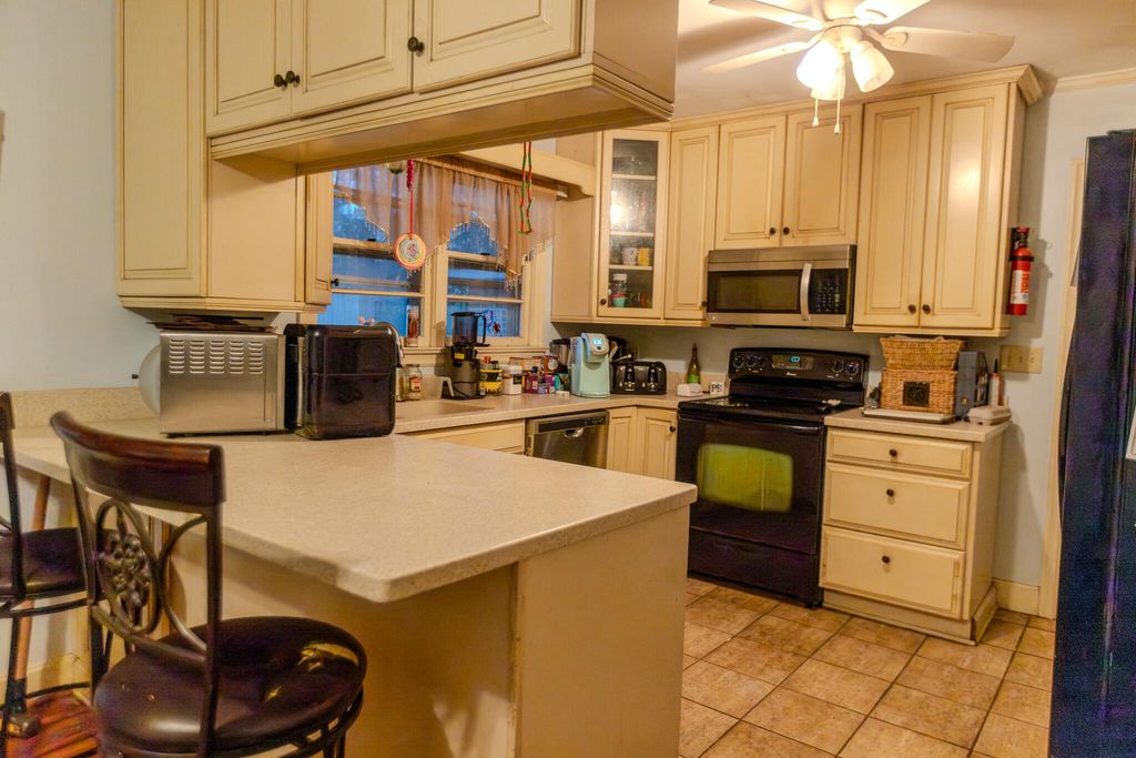 Image 6 of property listing at 117 Newington Road, Summerville, SC 29485