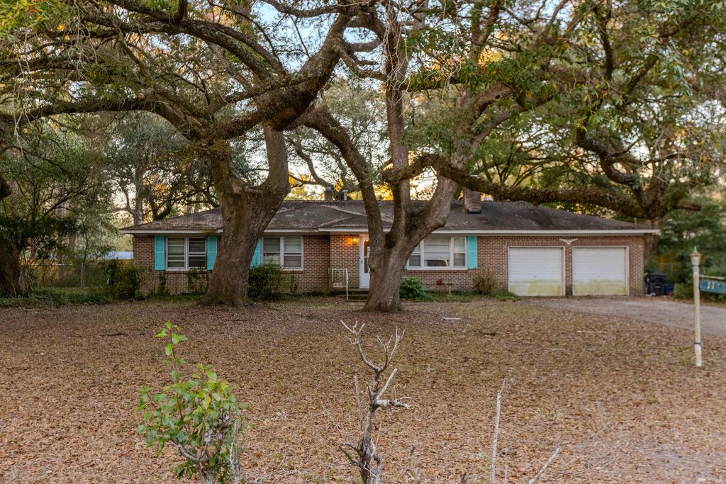 Image 8 of property listing at 117 Newington Road, Summerville, SC 29485