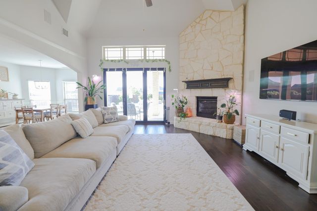 222 Crestview Drive, Midlothian, TX 76065