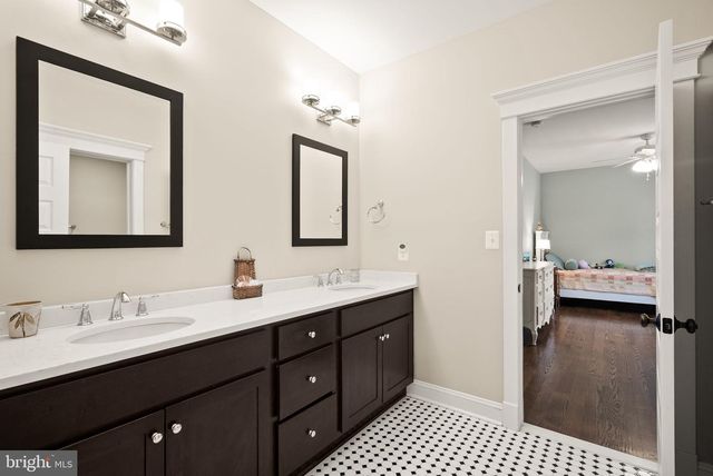 121 TAPAWINGO RD SW, Vienna, VA 22180