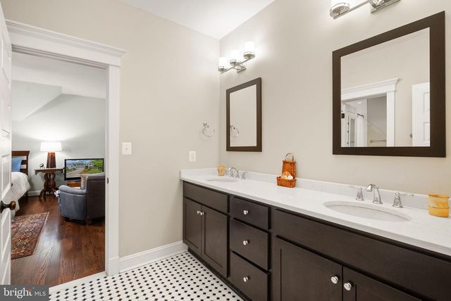 121 TAPAWINGO RD SW, Vienna, VA 22180