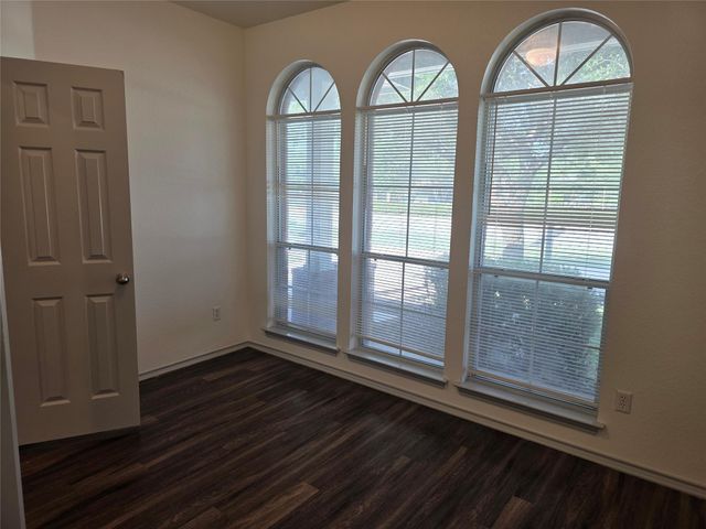 319 Riverwalk DR, Hutto, TX 78634