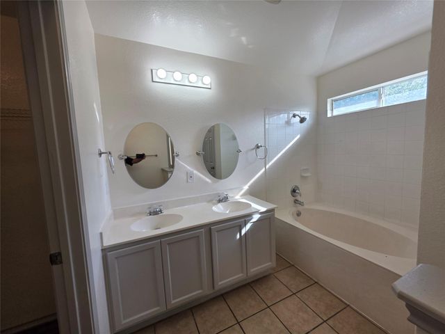 319 Riverwalk DR, Hutto, TX 78634