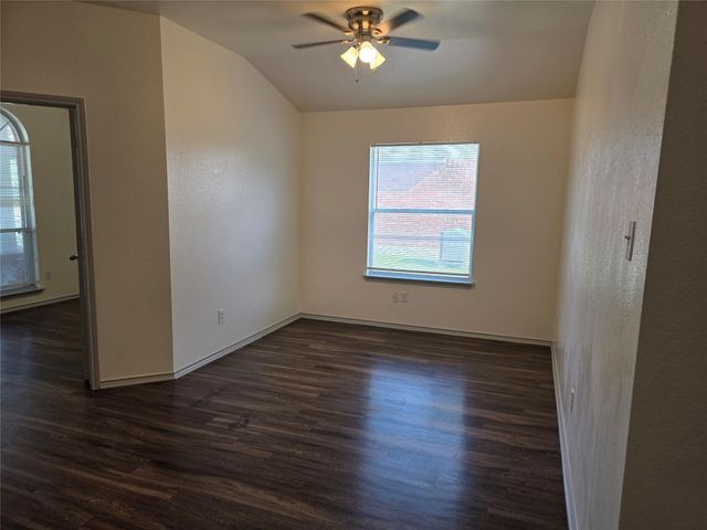 319 Riverwalk DR, Hutto, TX 78634