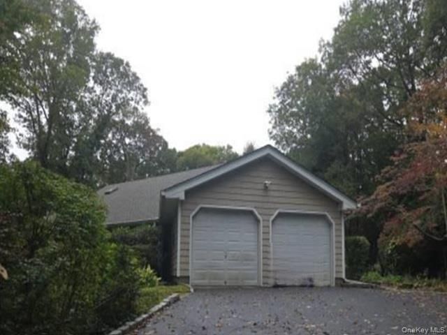 27 Spinning Wheel Lane, Dix Hills, NY 11746