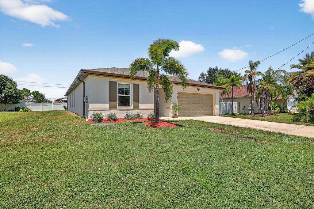 435 SW Fields Avenue, Port St Lucie, FL 34953