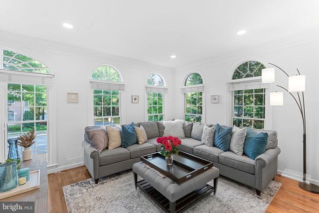 10111 BALLYNAHOWN CIR, Fairfax, VA 22030