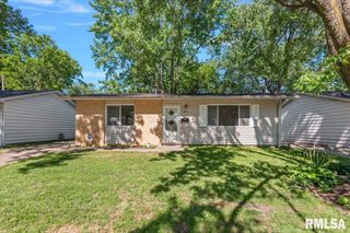 1621 FAIRMONT Drive, Springfield, IL 62702