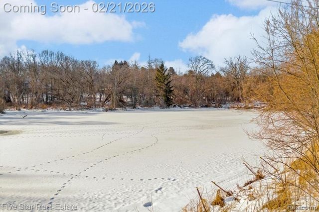 911 S Duck Lake Road, Milford, MI 48381