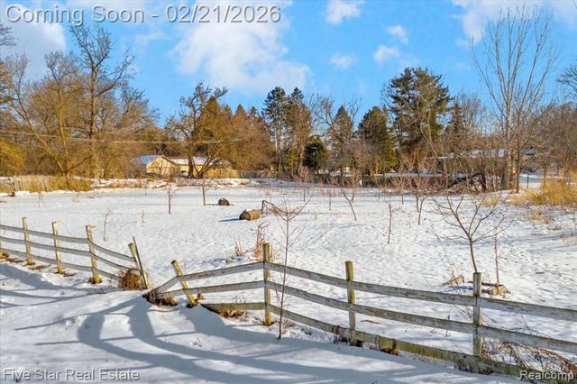 911 S Duck Lake Road, Milford, MI 48381