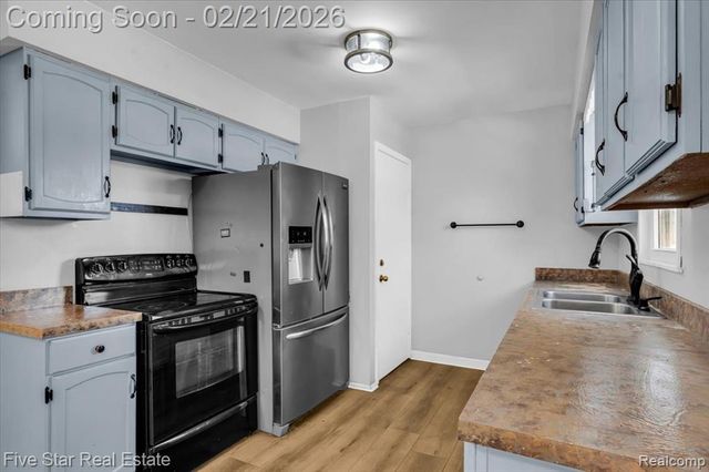 911 S Duck Lake Road, Milford, MI 48381