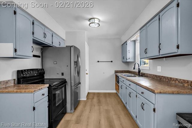 911 S Duck Lake Road, Milford, MI 48381