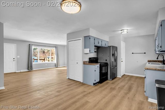 911 S Duck Lake Road, Milford, MI 48381