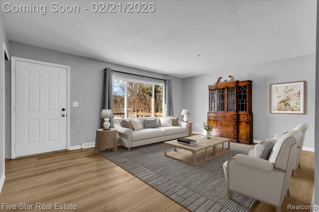 911 S Duck Lake Road, Milford, MI 48381