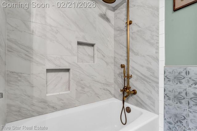 911 S Duck Lake Road, Milford, MI 48381