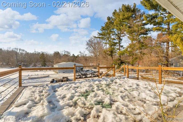 911 S Duck Lake Road, Milford, MI 48381