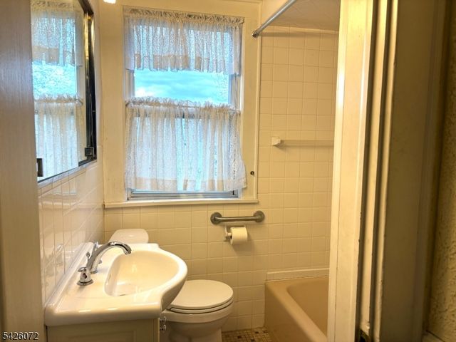 525 Forest Ave, Lyndhurst Twp., NJ 07071