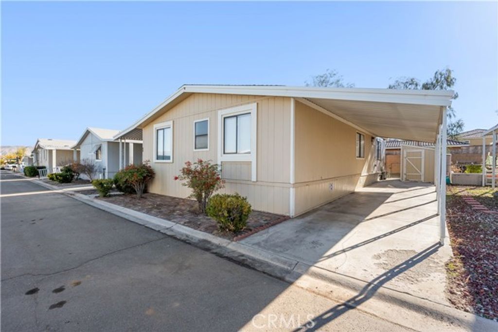 9161 Santa Fe 63, Hesperia, CA 92345