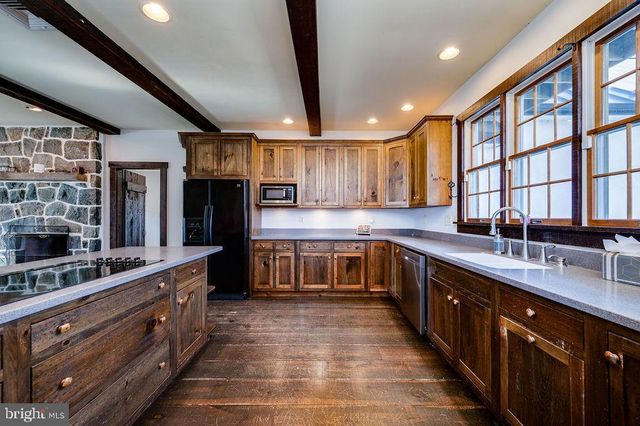 2039 SCHOOL RD, Pottstown, PA 19465