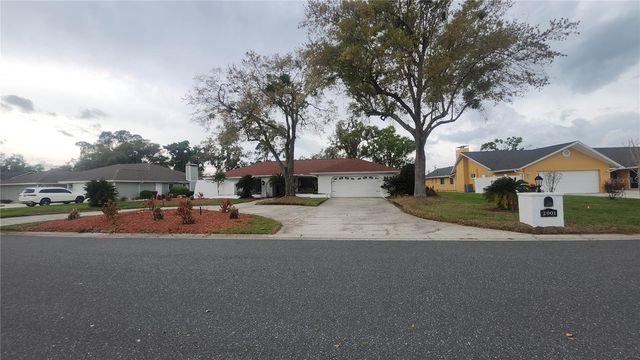 2001 COUNTRY CLUB COURT, Plant City, FL 33566