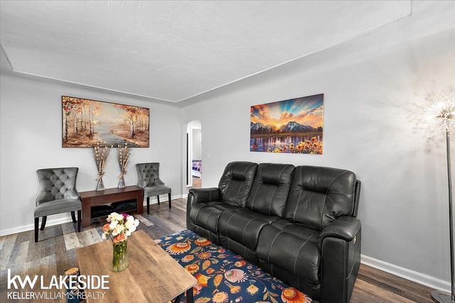 20511 Kenosha Street, Harper Woods, MI 48225
