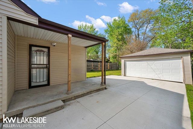 20511 Kenosha Street, Harper Woods, MI 48225