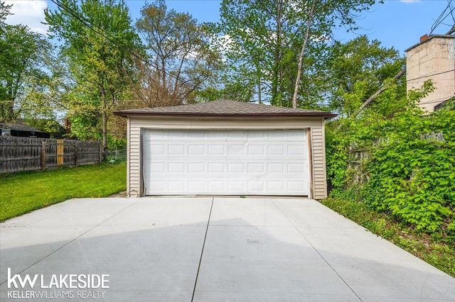 20511 Kenosha Street, Harper Woods, MI 48225