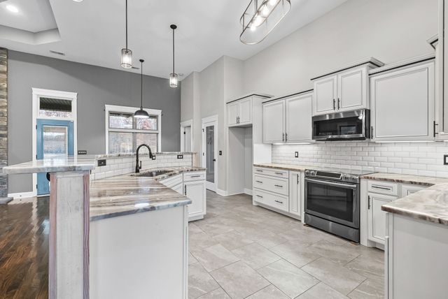 1161 Reda Dr, Clarksville, TN 37042