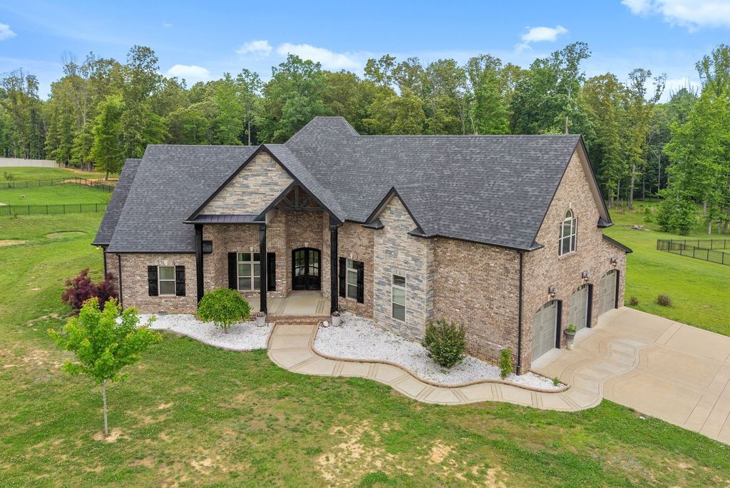 1161 Reda Dr, Clarksville, TN 37042