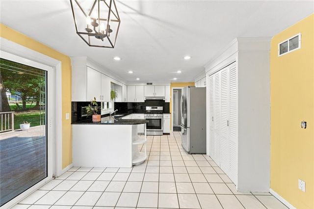 33 Old Oak Drive, Warwick, RI 02886