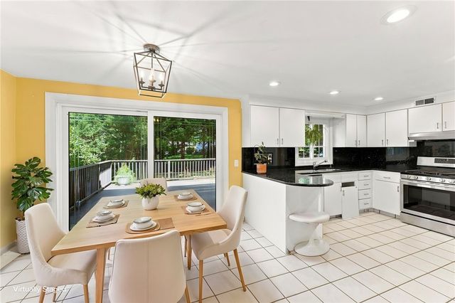 33 Old Oak Drive, Warwick, RI 02886