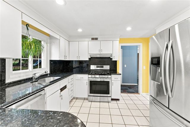 33 Old Oak Drive, Warwick, RI 02886