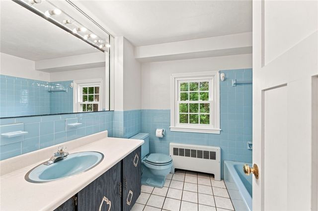 33 Old Oak Drive, Warwick, RI 02886