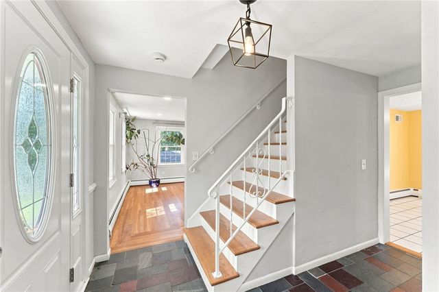 33 Old Oak Drive, Warwick, RI 02886