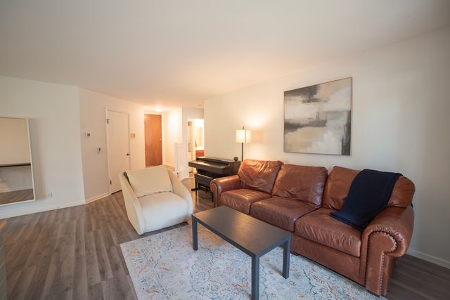 1535 Raymond Drive 101, Naperville, IL 60563