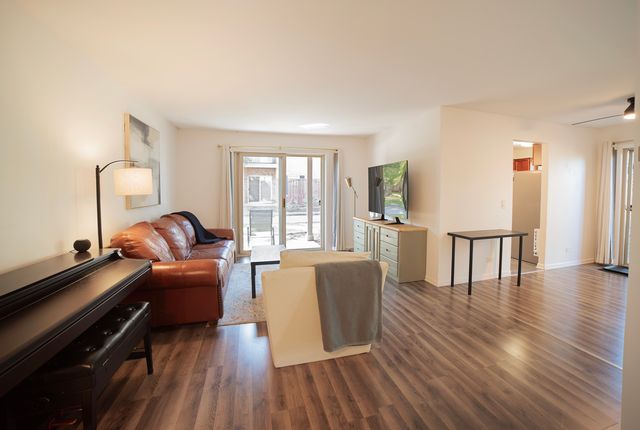 1535 Raymond Drive 101, Naperville, IL 60563