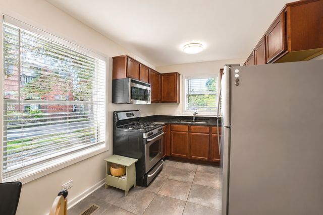 1535 Raymond Drive 101, Naperville, IL 60563